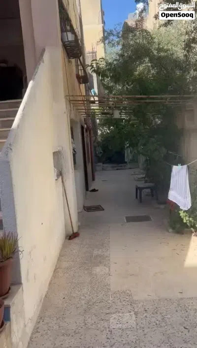 منزل مستقل للبيع، طابق واحد شقتين، وتسويتان، مفتوح على الاربع جهات. 4
