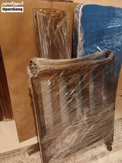 سرير اطفال بحاله جيده جدا خشب صلد 3