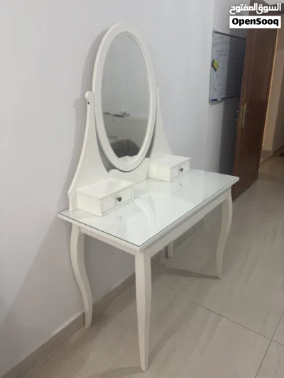 طاوله تسريحه من ايكيا للبيع (dressing table) 4