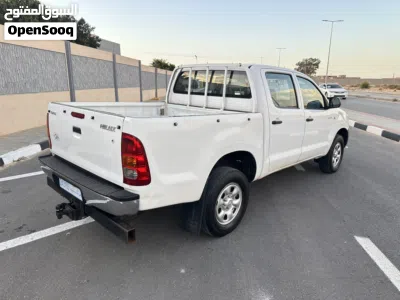Toyota Hilux DLX 2