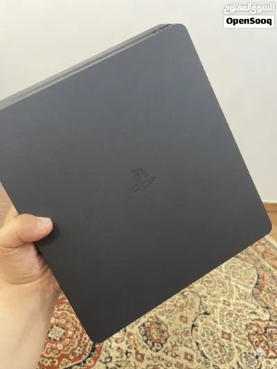 للبيع جهاز ps4جديد استعمال شهرين فقط مع كامل ملحقاته من العلبه الاصليه وكيبل HD وحوستك 2