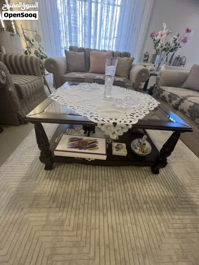 طقم كنب مع طاولات وسط 4