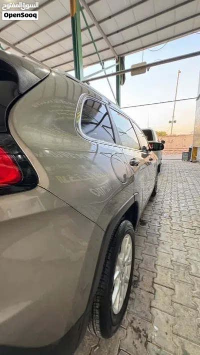 جيب شيروكى Latitude LUX 3