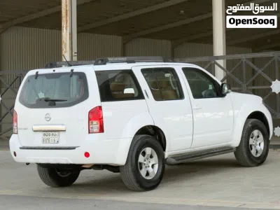 Nissan Pathfinder Standard 2