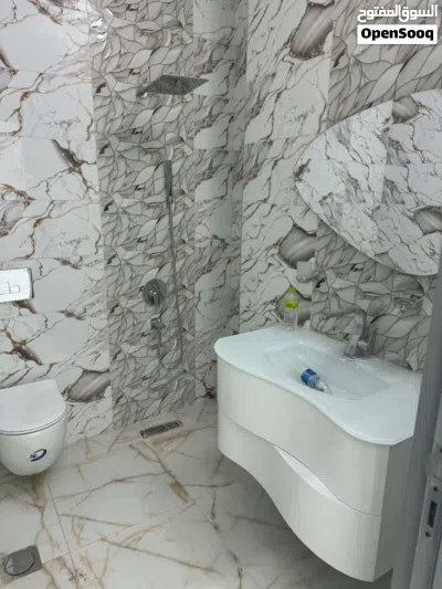 شقة جديدة New في شعبية السراج الطابق الاول جديدة مش مسكونة عماره جديدة بالمصعد الكهربائي بسعر 2500د. 3
