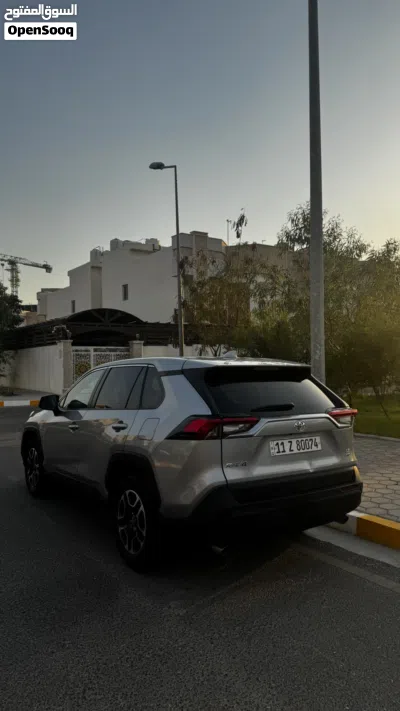 Toyota RAV 4 LE 3