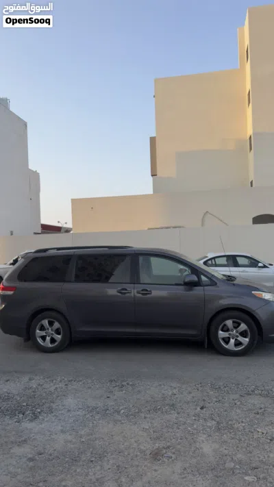 Toyota Sienna LE 4