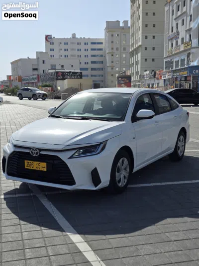 Toyota Yaris E 2