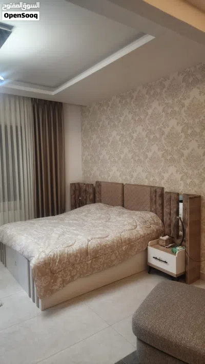تخت مع كومدينة عدد2 2