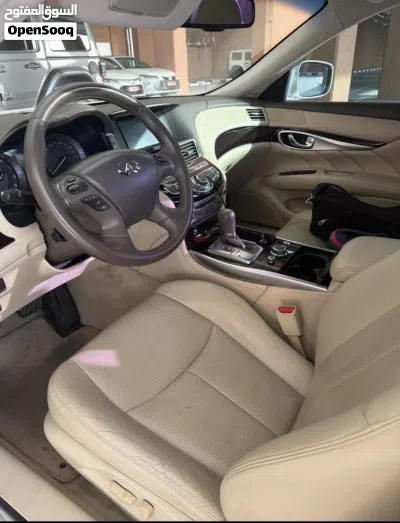 Infiniti Q70 Luxe 3