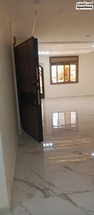 شقة للبيع في الزرقاء الجديدة جديدة لم تسكن معفية من رسوم التنازل متوفر طابق اول مساحتها 170م 2
