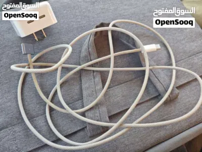 MacBook Air M2 شبه جديد للبيع كاش أو حوالة 4