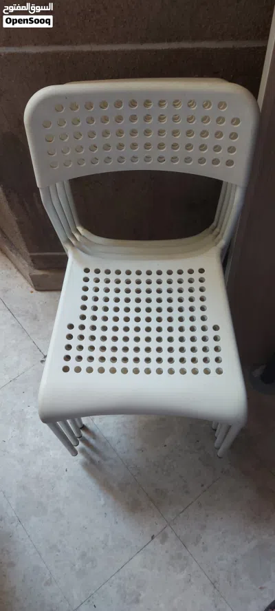 Table with four chairs for sale in Abu Dhabi, Al Nahyan Camp. Contact via WhatsApp at the number pro 4