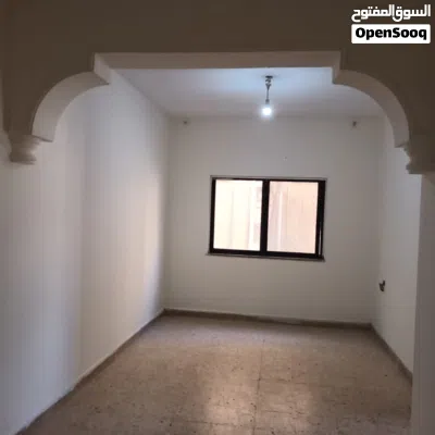 شقه للبيع في جبل الاخضر قرب دوار ريفكو طابق اول مساحتها 91 مكونه من ثلاث غرف مطبخ 2