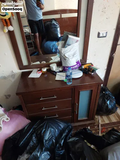 غرفه نوم ماستر تفصيل خشب عمرها 5 سنوات واقل لون بني كبيره جدا مع جرارين وتواليت ورفوف 2