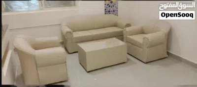 Modern طقم كنب بحالة ممتازة جداً – Elegant Touch & Big Value for a Small Price 3