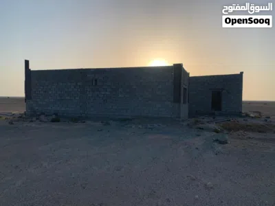 ارض سكينه للبيع بها جدران قائمة 4