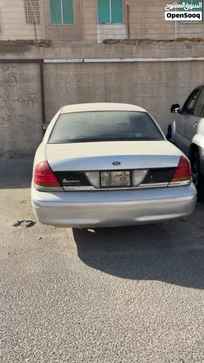 Ford Crown Victoria LX 2