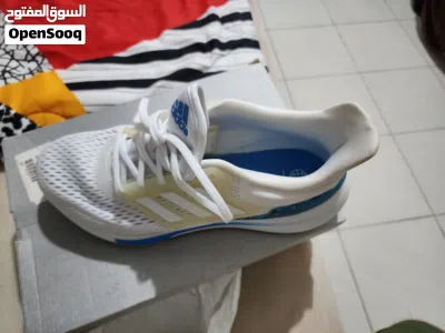 I want sell shoes branded new balance. Adidas. Asics 4