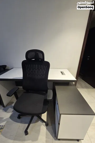 مكتب مع كرسي للبيع لسبب السفر 4