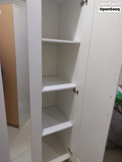 سرير ابيض كبير مع كومدينا 3