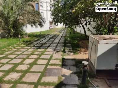 فيلا من لحجم لكبير بمساحة ارض كبيره تصلح للمدارس وشركات والانشطة التجارية ف منطقة بن عاشور 3