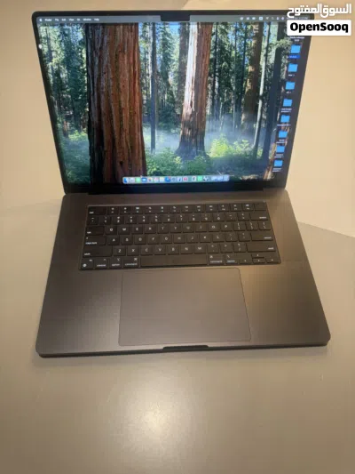 16-inch MacBook Pro M4 Max- Space Black 3