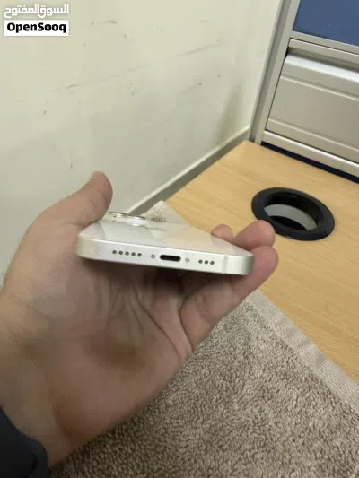 Apple iPhone 14 with 128GB Storage in Pearl White crack glass 4