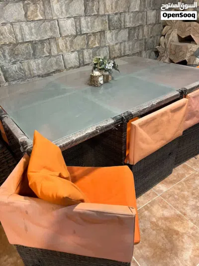 طاولة و6 كراسي راتان بحالة جيدة للبيع 4