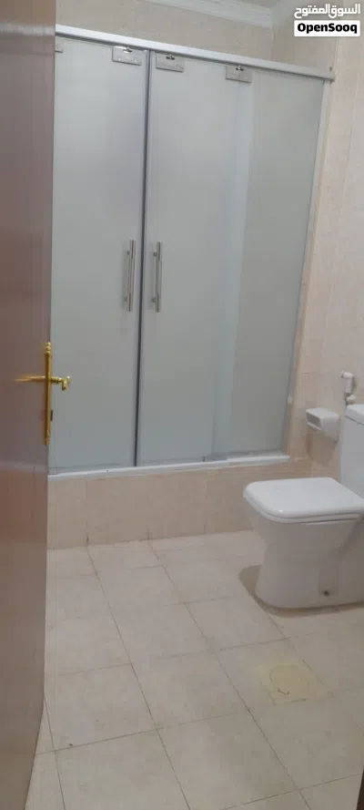 شقه دوبلكس 4 غرفه منهم 2 ماستر 3 حمام مطبخ صاله كبيره عائلات 2