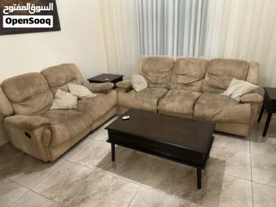 طقم جلوس أمريكي ركلاينر شامواه عسلي بحالة جيدة جدا مع طاولة تلفزيون مع طاولة و سط و طاولتين جانبي 2