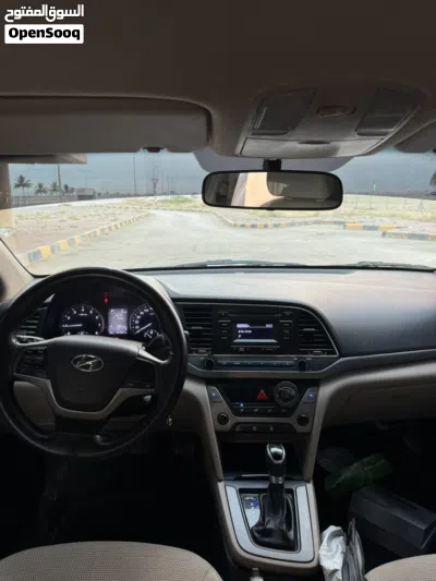 Hyundai Elantra SE 4