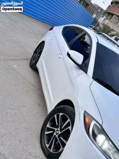 Hyundai Elantra SE 3