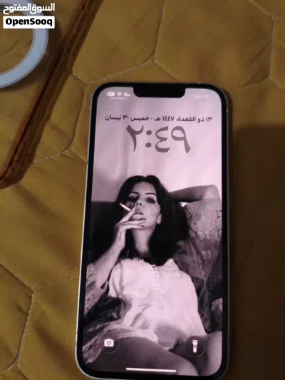 ايفون 13 عاديي نضيف كلش ويا شاحنه اصليه والله 3