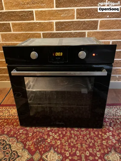 طقم غاز وفرن بيلد إن من الماركة الإيطالية العريقة إنديست (Indesit) الطقم يشمل:فرن كهربائي بيلد إن ( 3