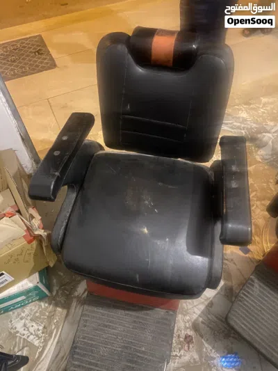 2كراسي حلاق وعربه معدات ورفوف 2