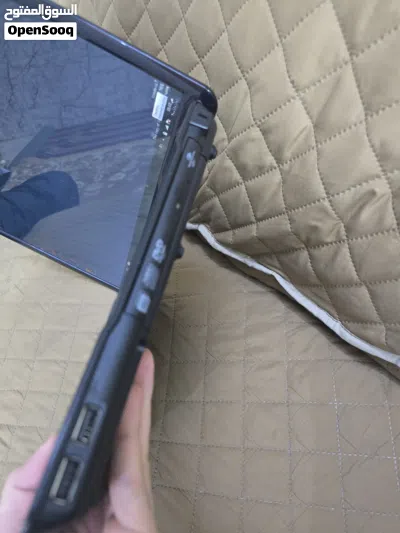 هذا اللابتوب هو من إنتاج شركة HP، وتحديداً من السلاسل الكلاسيكية القديمة الموجهة للأعمال مع جنطة 4