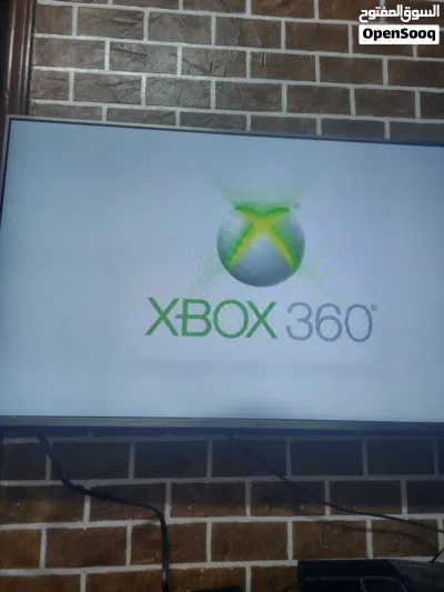 إكس بوكس 360 (Xbox 360 E) باللون الأسود. تتميز هذه النسخة بتصميم أنحف 4