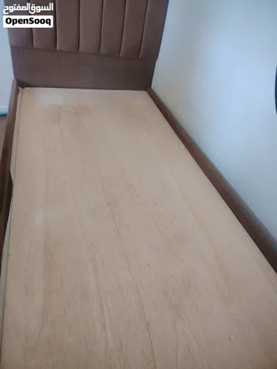 تخت استخدام قليل 2