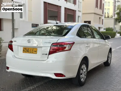Toyota Yaris E 2