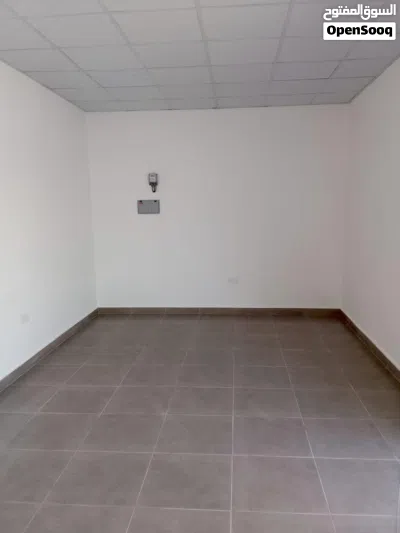 متاح ثلاث محلات للإيجار 2
