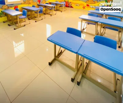 كراسي مع طاولات بحالة جيدة 2