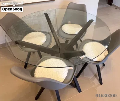 Table with 4 chairs 2