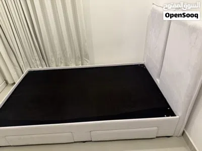 هيكل سرير نفر ونص مع ادرج تخزين، طاولة جانبيه 3