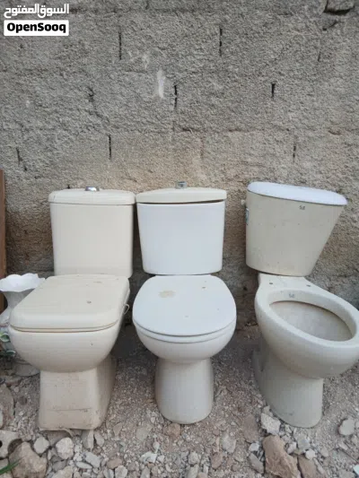 3مقاعد حمام فرنجي مستعمل في غطاء نيغرا مكسور بلتحم في منهن بحشوات و1بدون غطاء بلاستيك 3