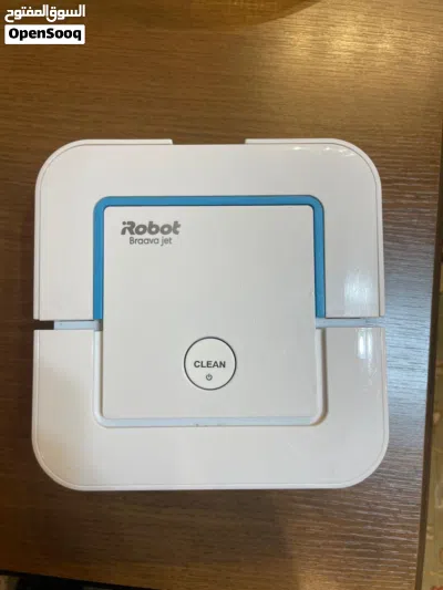 I robot braava jet ممسحه ارض ترش ماء وتمسحه تعمل عالبطاريه كل بطاريه تعمل 40 د معها بطاريتين وشاحن 2