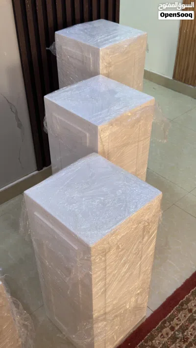ستاندات وطاولات مع خلفية للبيع بسعر ممتاز . 2