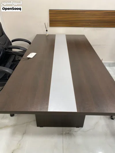 طاولة اجتماعات بالاضافه الى كرسيين مرتبات جدا 2