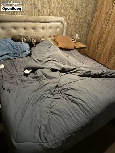 سرير مزوج مع فرشة و تسريحة مع ادراج بحالة جيدة جدا 3