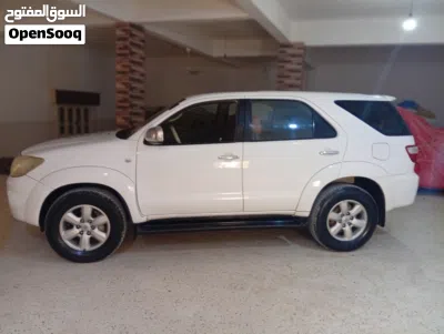Toyota Fortuner SR5 4